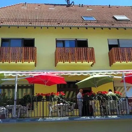 & Restaurant Krone מלון וואלדברון