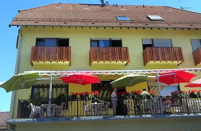 & Restaurant Krone מלון וואלדברון